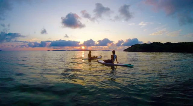 小浜島の一人旅を締めくくる、夕日を眺めながらのサンセットSUP。