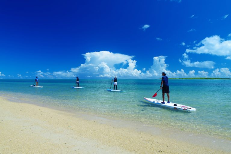 no625SUP 小浜島でSUPを楽しむ人たち