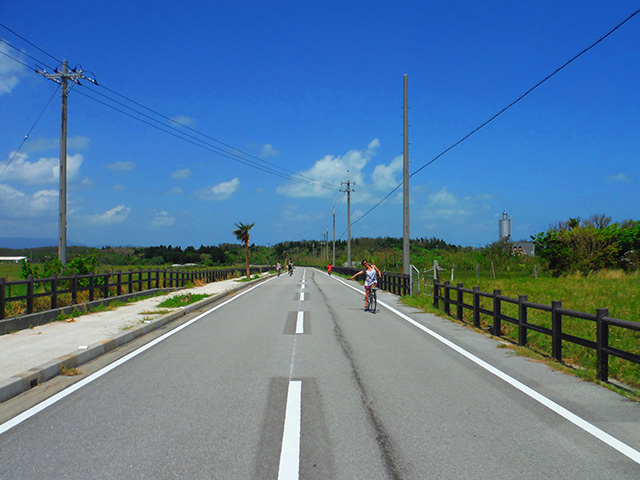 黒島でサイクリングをする人