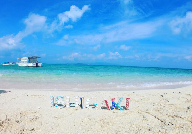 石垣島のビーチ。砂浜のアートと透明度の高い海。