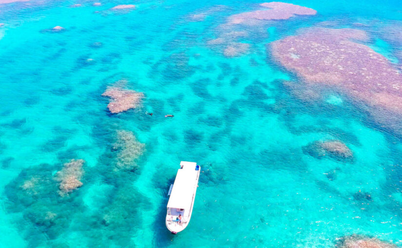 小浜島の透き通る海とフェリー