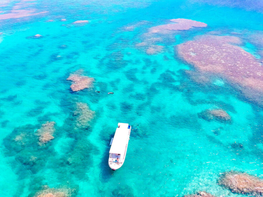 小浜島の透き通る海とフェリー