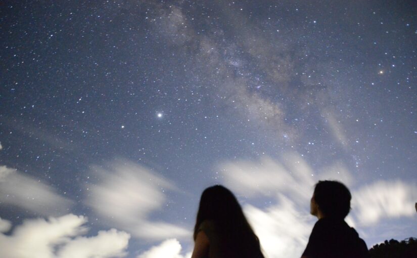 星空を眺める二人