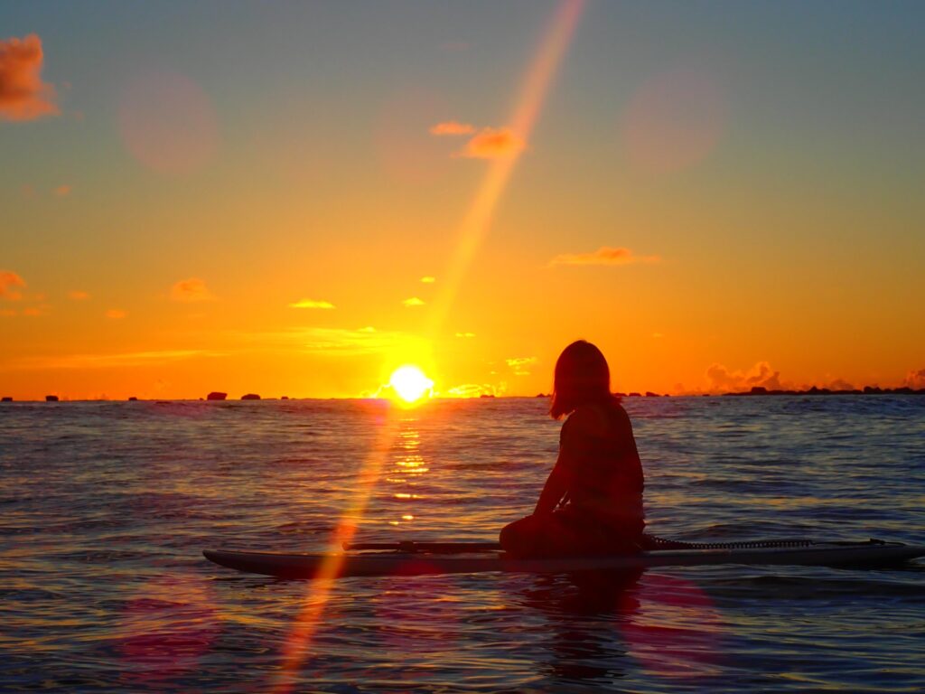 小浜島の海に沈む絶景の夕日を特等席で眺めるサンセットSUP。