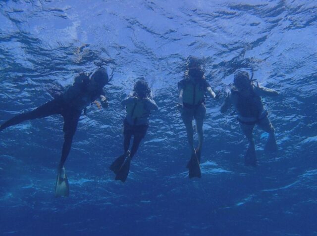 小浜島でシュノーケリングツアーに参加するグループ