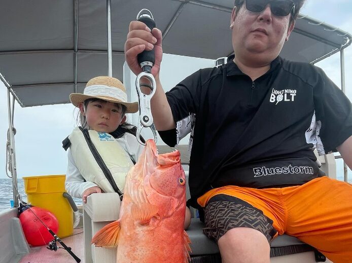 【小浜島/1日貸切】初心者&ファミリー大歓迎！小浜島の美ら海でグルクン＆泳がせ大物釣り★機材込み＆居酒屋で調理OK（No.676）