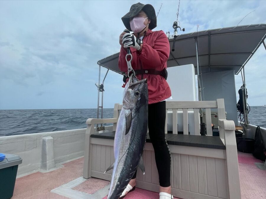 【小浜島/1日貸切】初心者&ファミリー大歓迎！小浜島の美ら海でグルクン＆泳がせ大物釣り★機材込み＆居酒屋で調理OK（No.676）