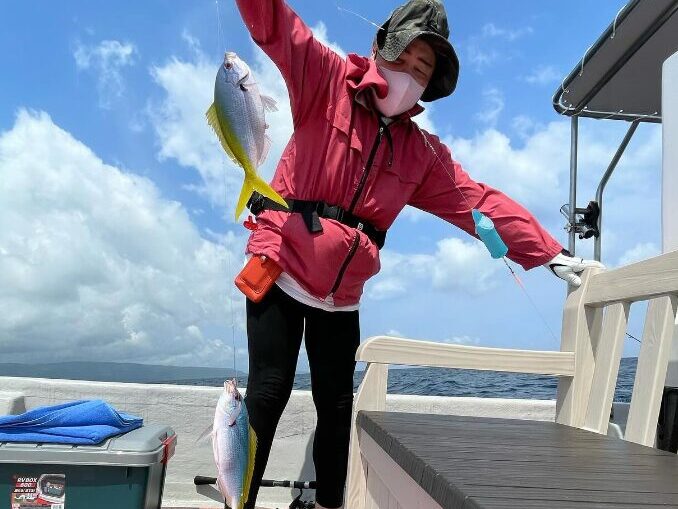 【小浜島/1日貸切】初心者&ファミリー大歓迎！小浜島の美ら海でグルクン＆泳がせ大物釣り★機材込み＆居酒屋で調理OK（No.676）