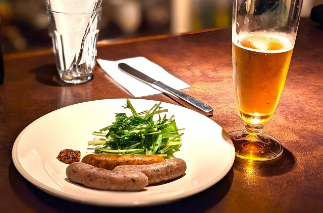 小浜島の居酒屋で楽しむ晩酌。こだわりのソーセージと冷えたビールのグルメセット。