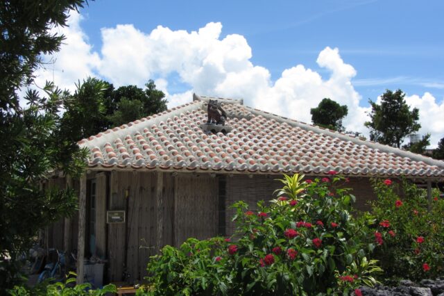 沖縄の家　シーサー　赤瓦屋根