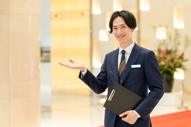ホテル 男性 案内